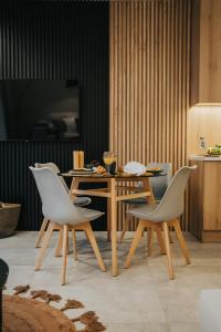 - une salle à manger avec une table et des chaises dans l'établissement Apartamenty Boszkowo Lake Harbor, à Boszkowo