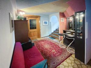 un soggiorno con divano rosso e una scala di Landhaus Lenz a See