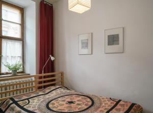 um quarto com uma cama e uma janela em Wohnen im Zentrum em Potsdam
