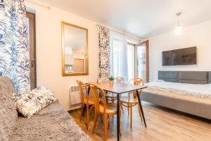 Posteľ alebo postele v izbe v ubytovaní APARTAMENTY MIERZEJA - STEGNA PARK STUDIO, 500 m od plaży