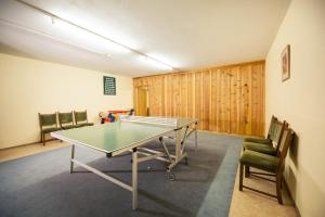 Table tennis facilities sa Hotel Steuxner o sa malapit