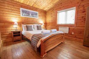 Een bed of bedden in een kamer bij Aviemore Lodges