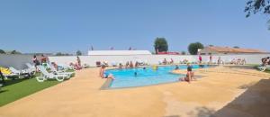 - Acceso a la piscina de un complejo en Camping LES PEUPLIERS en Hyères