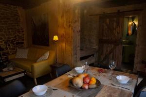 una mesa de madera con un bol de fruta. en RAICES Casa Rural, en Torre de Don Miguel
