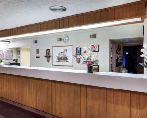 The lobby or reception area at Rodeway Inn Jasper