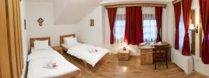 Postel nebo postele na pokoji v ubytování Guest Mansion, Гостински Палат