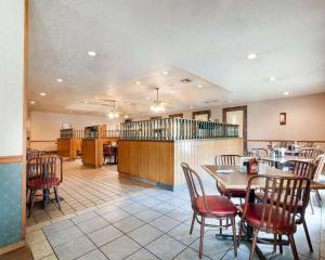 ein Esszimmer mit Tischen und Stühlen in einem Restaurant in der Unterkunft Rodeway Inn in Jasper