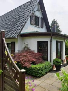 una casa con una valla delante de ella en gemütliches Ferienhaus in Seenähe, en Sewekow