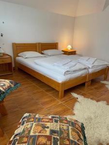 Un pat sau paturi într-o cameră la Casa Ina Rasnov