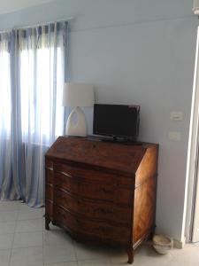 a television on top of a dresser in a room at Le Sirene in Tellaro