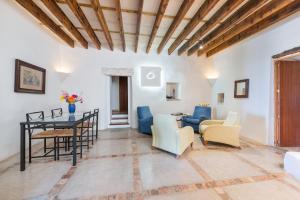 a living room with a table and chairs at NEW! VILLA Can Rito PARA 16 PERSONAS, PISCINA, JARDINES y RELAX in Felanitx