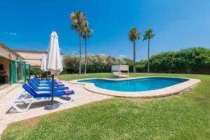 a pool with two lounge chairs and an umbrella at NEW! VILLA Can Rito PARA 16 PERSONAS, PISCINA, JARDINES y RELAX in Felanitx