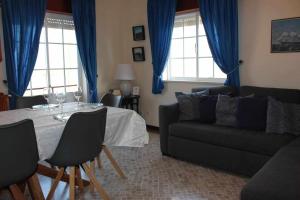 uma sala de estar com uma mesa e um sofá em River House T2 Tavira Santa Luzia em Tavira