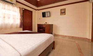 Postel nebo postele na pokoji v ubytování Bluebird Inn Pattaya