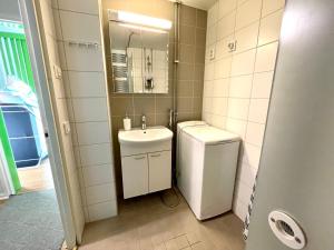La salle de bains est pourvue d'un lavabo, de toilettes et d'un miroir. dans l'établissement Kiva majoitus 1-4hlö, 500m keskustaan, parkkipaikka, à Oulu