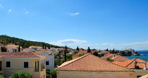 a view of a town with houses and the water at Arolithos in Spetses