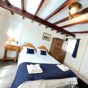 ブリッジノースにあるHalfway House Inn & Cottagesのベッドルーム1室(ベッド1台、ランプ付きテーブル付)