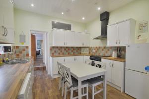 Kuchyň nebo kuchyňský kout v ubytování Modern Ground Floor, 2 bedroom Apartment, with games, chill out room