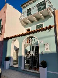une maison avec une porte devant elle dans l'établissement Il Gabbiano case vacanza, à Santa Teresa Gallura