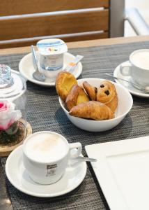 een tafel met een bord gebak en een kopje koffie bij Hotel Chambord in Brussel