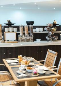 فندق تشامبورد في بروكسل: طاولة خشبية عليها طعام
