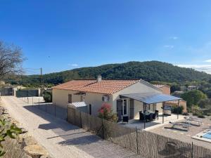 una casa con una recinzione davanti di Villa Bonheur - Provence - Côte d'Azur a Cabasse