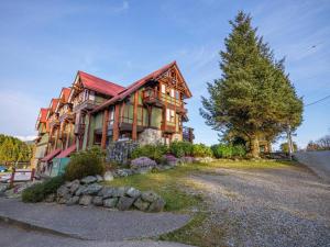 Gallery image of Whisky Harbour, Downtown King Bed and Inlet View in Ucluelet