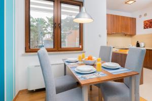 Kuchyň nebo kuchyňský kout v ubytování Villa 4 Pory Roku by Noclegi Renters