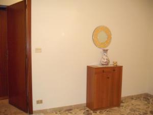um espelho em cima de uma cómoda ao lado de uma parede em Calatafimi Segesta - Appartamento Garibaldi em Calatafimi