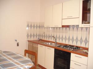 uma cozinha com um lavatório e um fogão em Calatafimi Segesta - Appartamento Garibaldi em Calatafimi