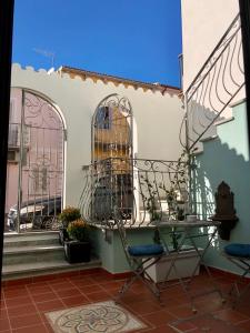 un patio avec deux chaises et un bâtiment dans l'établissement Il Gabbiano case vacanza, à Santa Teresa Gallura