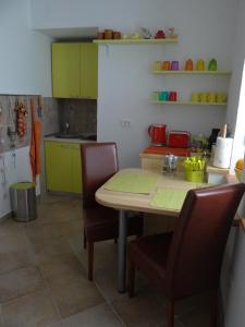 cocina con mesa y sillas en una habitación en Rooms Stella en Split