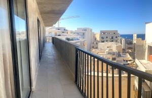 d'un balcon avec vue sur la ville. dans l'établissement XL Bugibba Home, à San Pawl il-Baħar