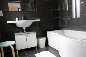 La salle de bains est pourvue d'un lavabo blanc et de toilettes. dans l'établissement Le Normandy, à Pourville-sur-Mer