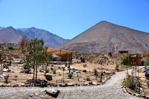 een uitzicht op een woestijn met een piramide op de achtergrond bij Campo de Cielo Mamalluca Valle de Elqui in Vicuña
