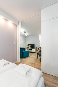 Posteľ alebo postele v izbe v ubytovaní Villa Venecja Apartment Chwaliszewo with FREE GARAGE City Center by Noclegi Renters