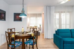 Posedenie v ubytovaní Villa Venecja Apartment Chwaliszewo with FREE GARAGE City Center by Noclegi Renters