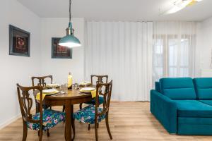 Posedenie v ubytovaní Villa Venecja Apartment Chwaliszewo with FREE GARAGE City Center by Noclegi Renters