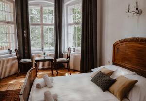 Säng eller sängar i ett rum på Zamek Bożejów