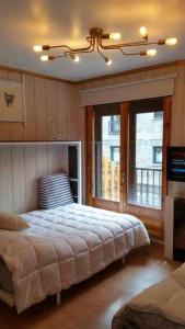 a bedroom with a large bed and a window at Esquía sin Límites Tu Refugio en la MontañaNEVII in Pas de la Casa