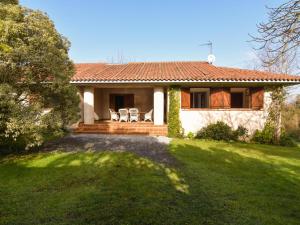 una casa con dos sillas en el patio en Cómoda y acogedora casa en precioso entorno, en San Miguel de Meruelo