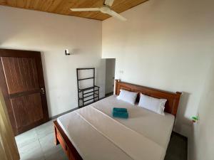 Säng eller sängar i ett rum på Saman Beach Guest House
