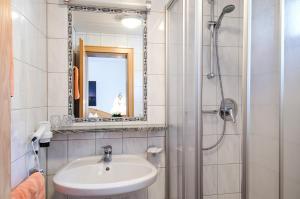 Koupelna v ubytování Hotel Montana + 13 fotografií