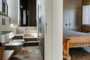 A bathroom at La pagliera