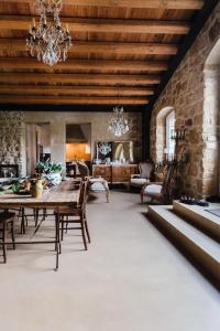 een eetkamer met een tafel en stoelen bij La pagliera in Agrigento