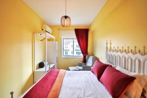 um quarto com uma cama, uma cadeira e uma janela em RH Charming Apartment Liberdade I em Braga