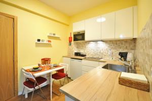 Η κουζίνα ή μικρή κουζίνα στο RH Charming Apartment Liberdade I