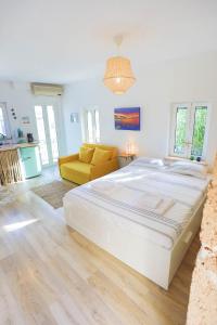 A bed or beds in a room at Ravi Boutique Home - 1 minute walk from beach Még 37 kép