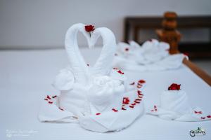 a group of white swans sitting on a bed at Lakegala Resort in Kaluganga