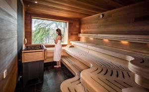 Eine Frau steht in einer Sauna in der Unterkunft Berghotel Bastei in Lohmen